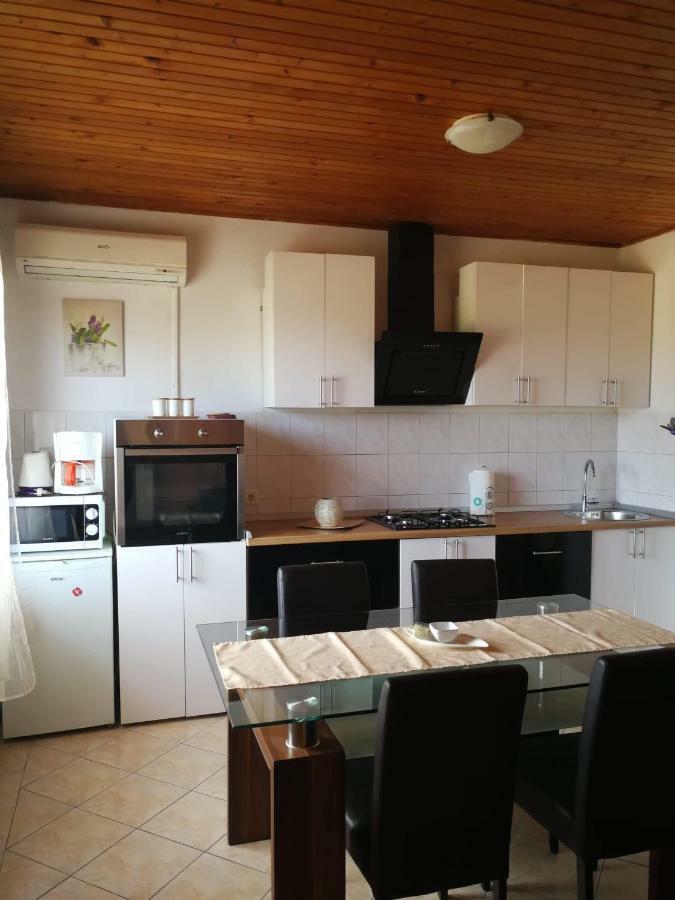 Vito 2 Apartment Pula Bagian luar foto